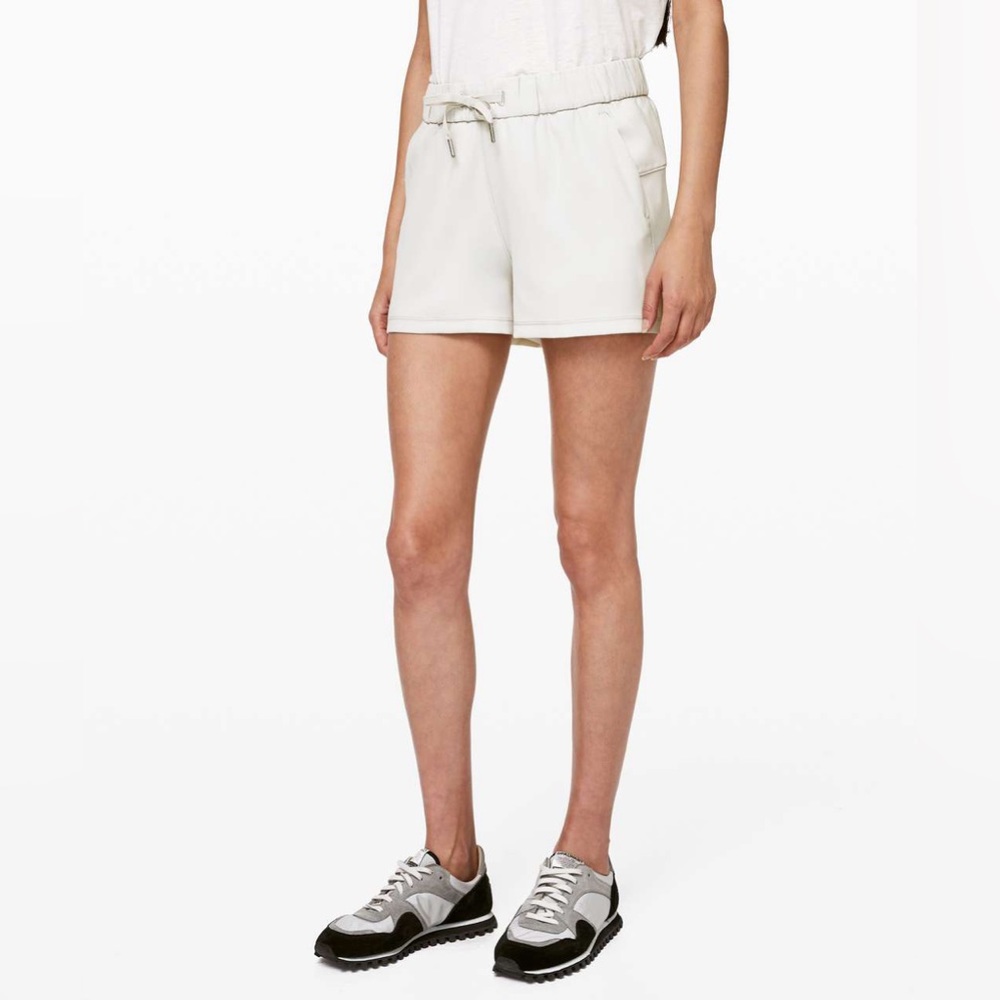 Lululemon On the Fly Short *Woven *2.5" Silverstone 8
